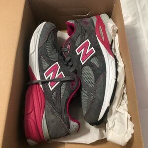 Women’s new balance cancer tribute to tennis shoe